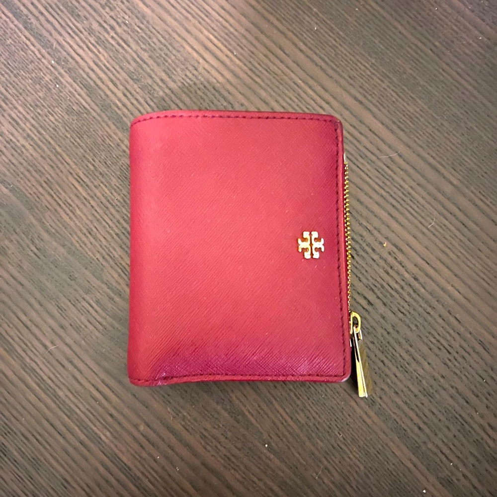 Tory Burch bi fold wallet in maroon